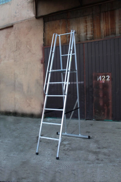 Лестница-платформа фиксированной высоты с траверсой ЛПФВА Н=1,0-4